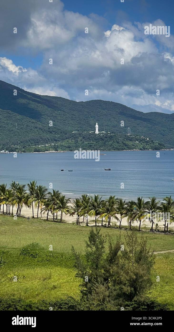 Statua di Lady Buddha che si affaccia sulla penisola di Son tra a da Nang, Vietnam Foto Stock
