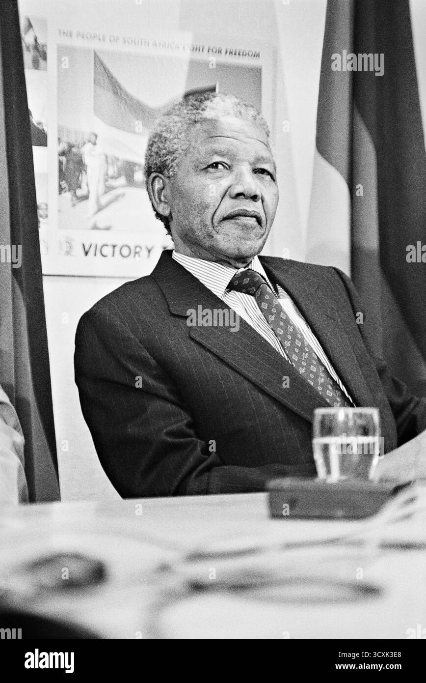 Nelson Mandela dell'African National Congress partecipa a una conferenza stampa, poco dopo l'annullamento del divieto dell'organizzazione a Johannesburg. Foto Stock