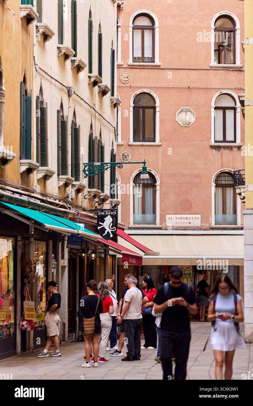Scena di strada Venezia Italia Foto Stock