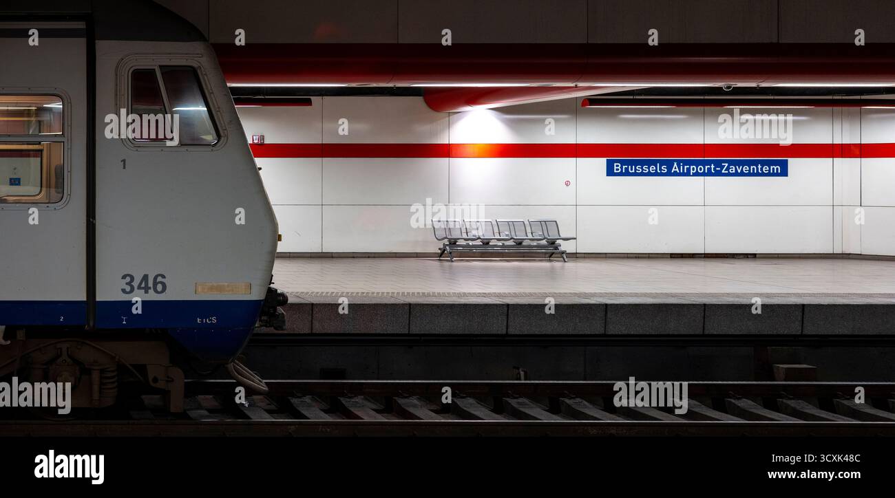 Zaventem, Belgio, 28 settembre 2025: Veduta sul binario della stazione ferroviaria NMBS SNCB Brussels Airport Zaventem Foto Stock