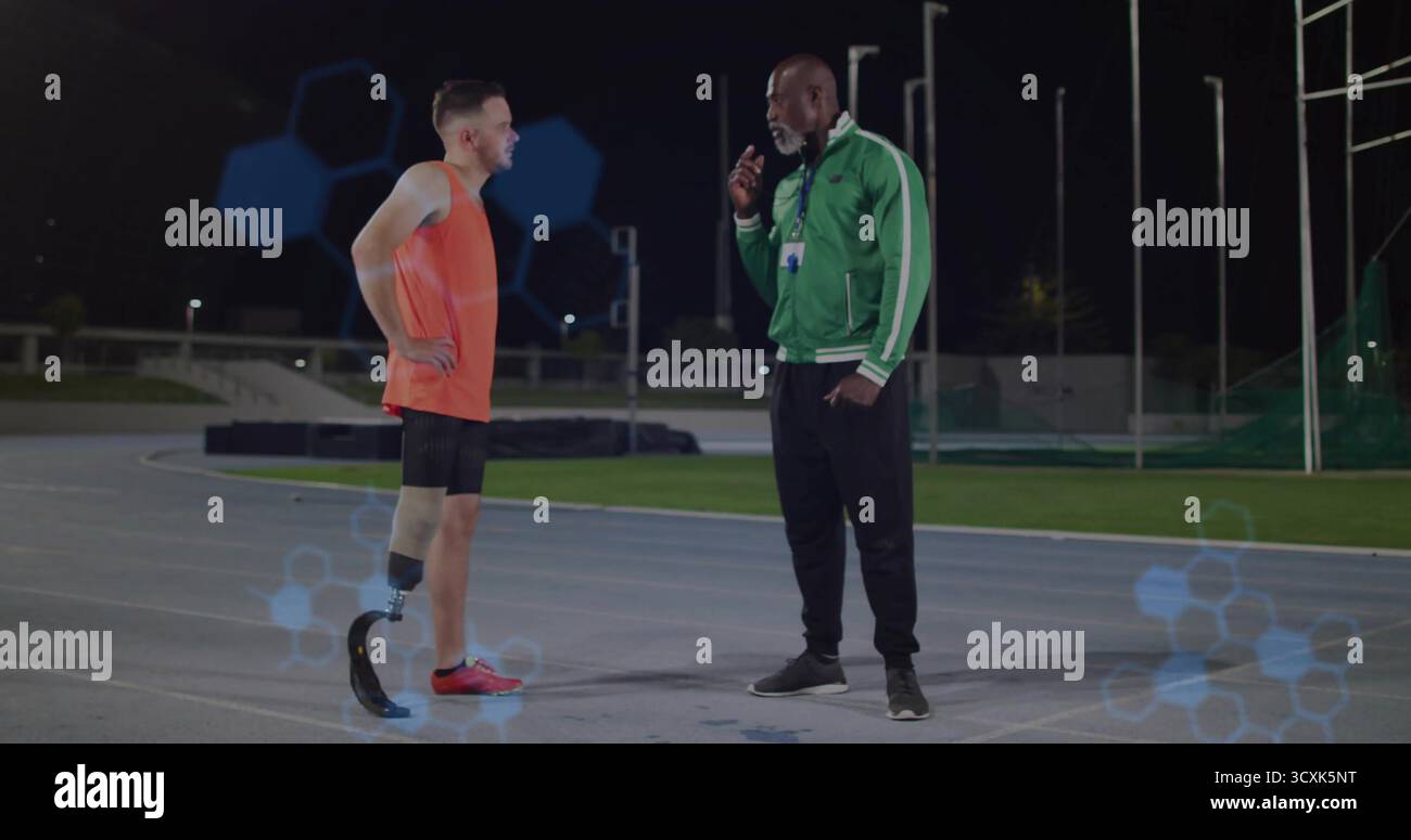 Allenatore e atleta in piedi che utilizza un dispositivo portatile sulla pista illuminata di notte, con lama protesica. Atletismo, mentore, prestazioni, determinazione, Re Foto Stock