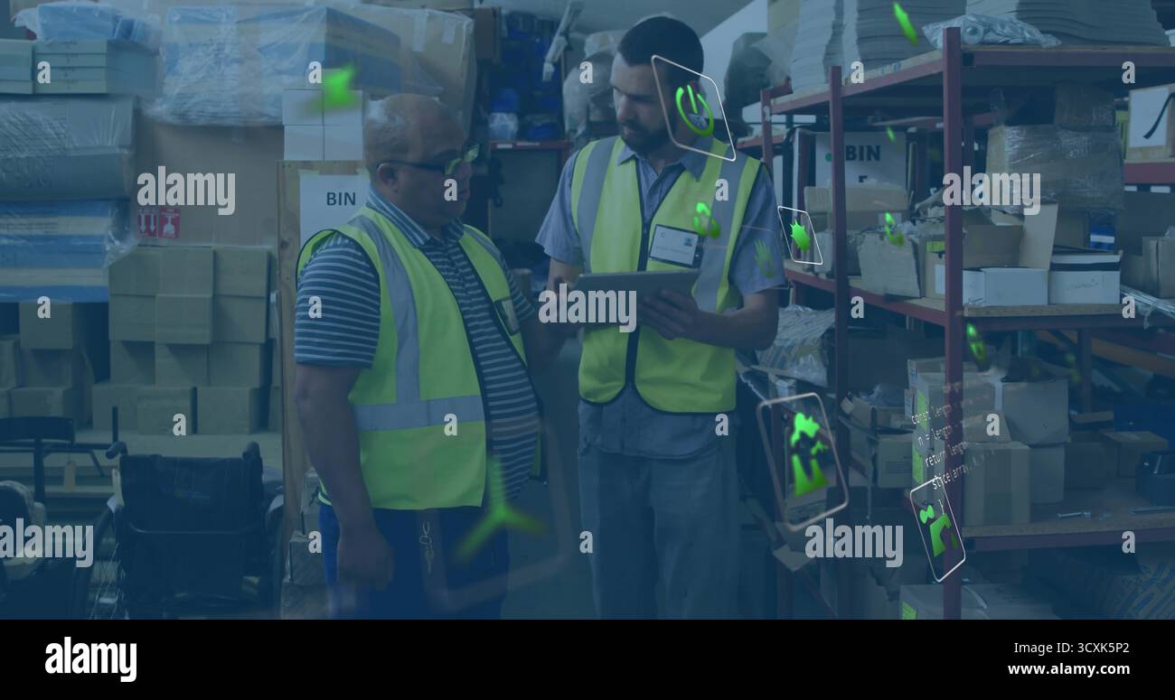 Due addetti al magazzino indossano giubbotti ad alta visibilità per la revisione delle scorte in magazzino, con appunti Foto Stock