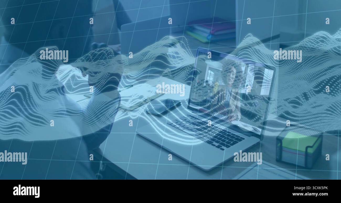 Partecipazione a riunioni in remoto, uso professionale dello smartphone e digitazione su un computer portatile in ufficio, spazio di copia Foto Stock