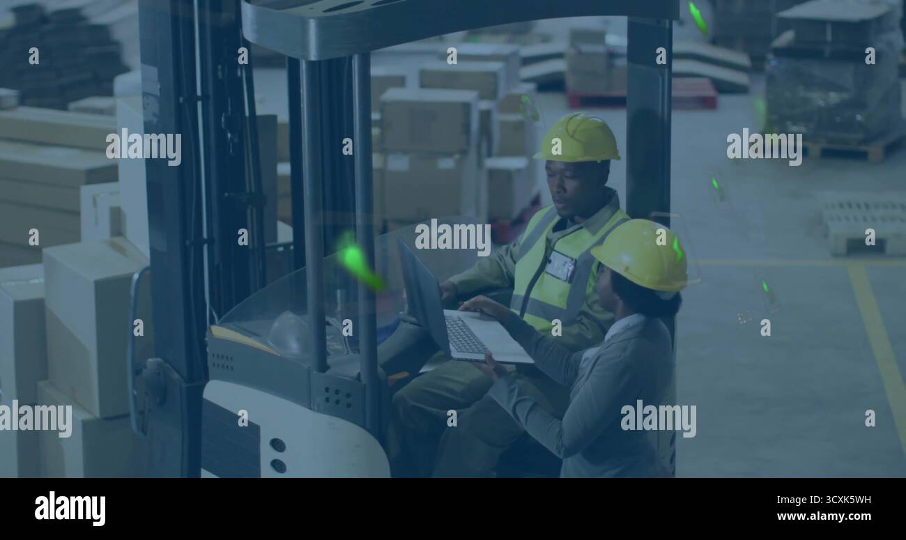 Operatore di carrelli elevatori e collaboratore in attrezzature di sicurezza revisione dell'inventario tramite carrello elevatore in deposito, con laptop Foto Stock