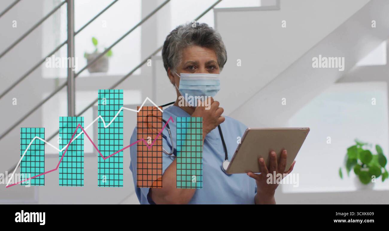 Esame infermiere in scrub blu che tocca il tablet nel corridoio della clinica, con stetoscopio e sovrapposizione cartografica Foto Stock