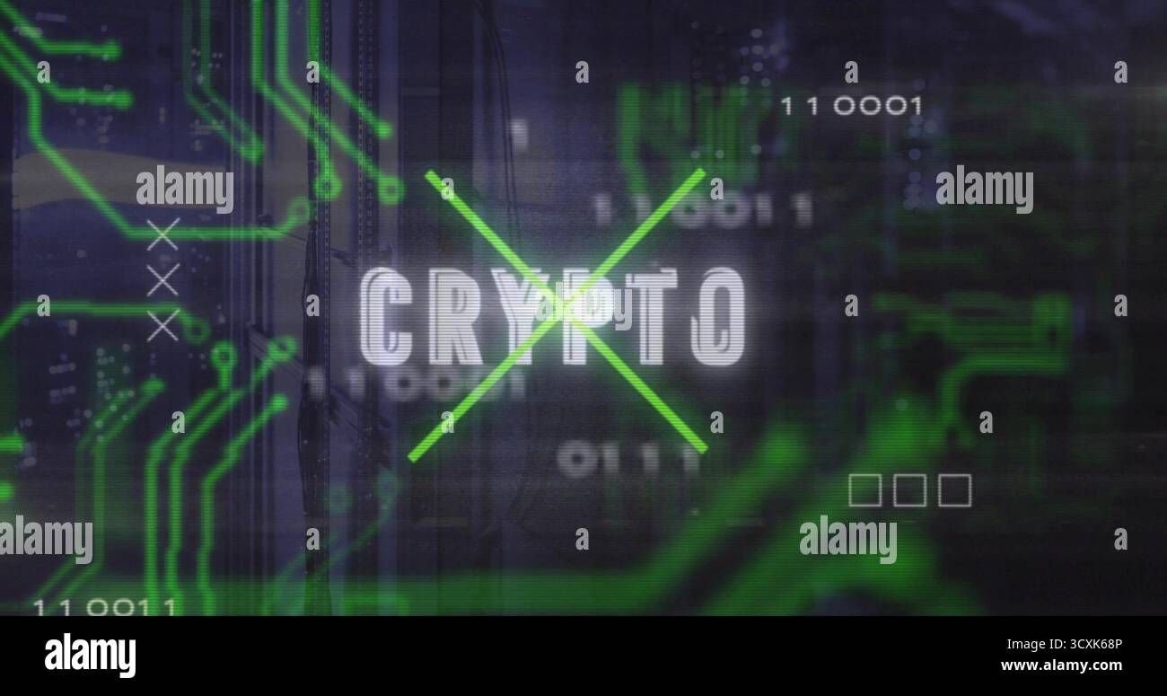 Visualizzazione del testo CRYPTO che lampeggia sotto la X verde nel data center, con tracce di circuito e cifre binarie Foto Stock