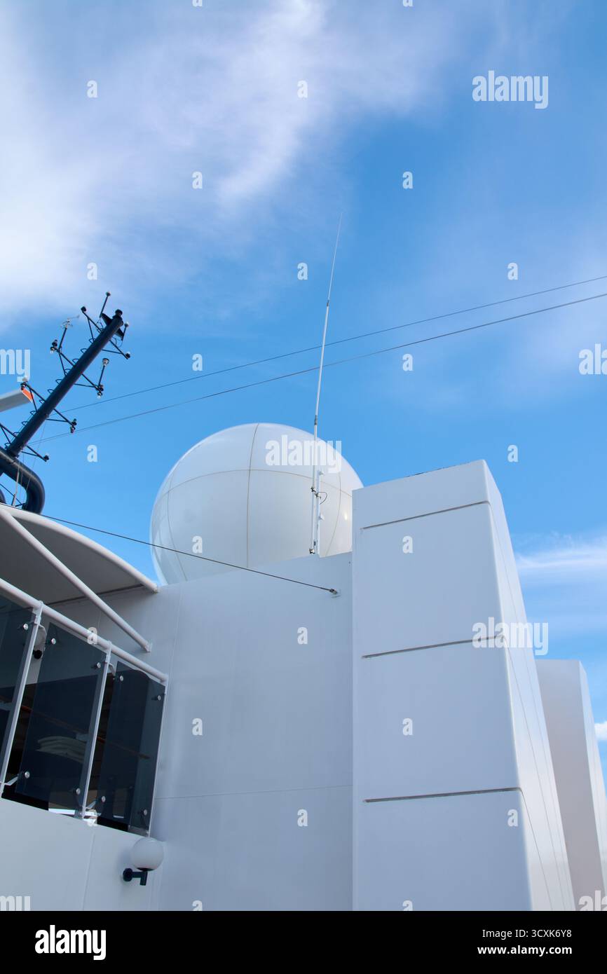 Cupola di comunicazione satellitare su una nave da crociera contro un cielo blu. Foto Stock