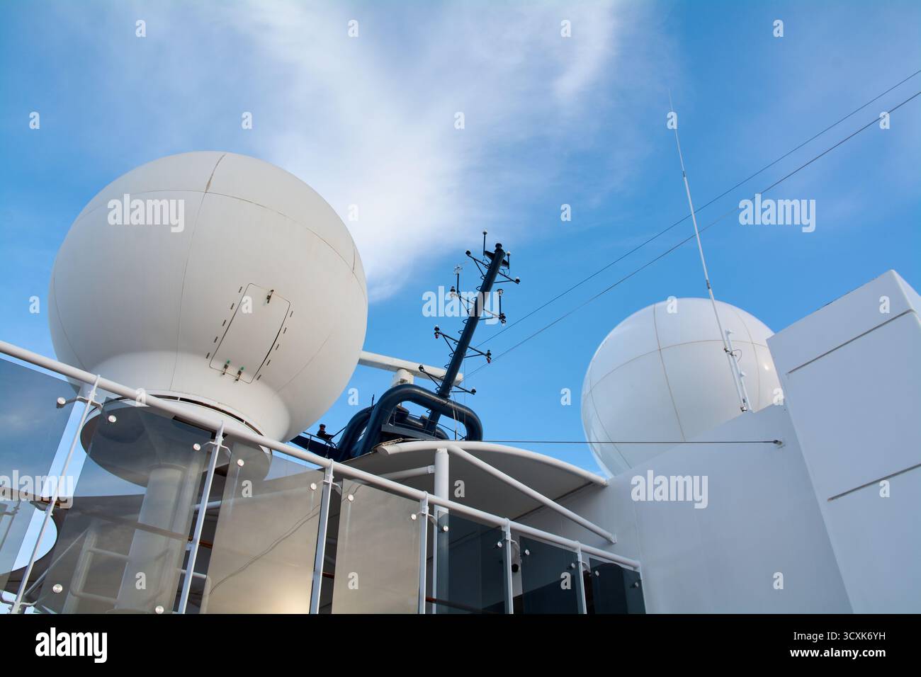 Cupole satellitari e antenne di comunicazione sul piano superiore di una nave da crociera. Foto Stock