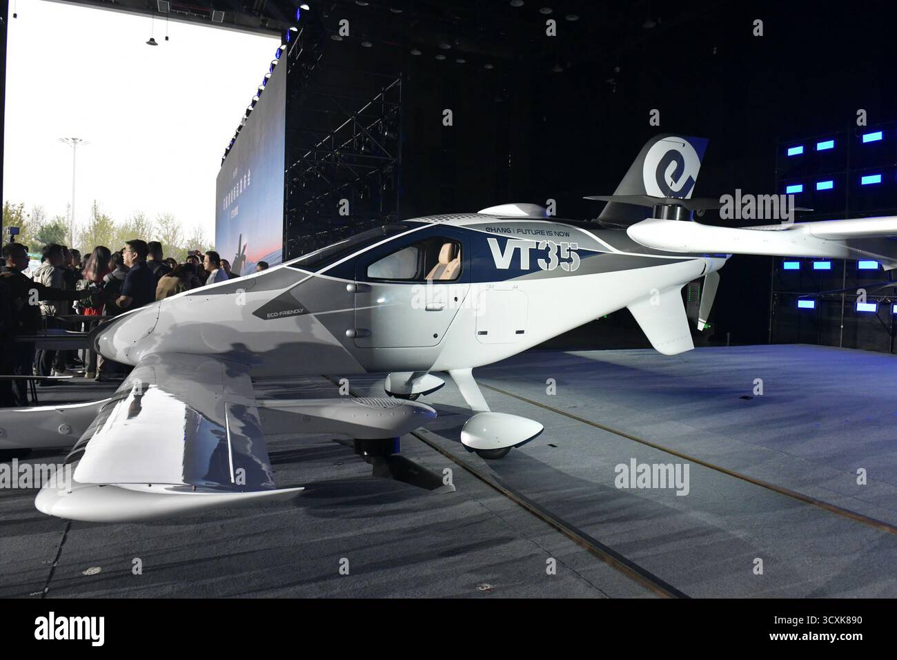 Hefei, Cina. 13 ottobre 2025. “VT35”, la nuova generazione di velivoli elettrici a lungo raggio a decollo e atterraggio verticale (eVTOL) è stata lanciata a Hefei, provincia di Anhui, il 13 ottobre 2025. Questo nuovo modello, noto come "air taxi", ha aperto nuove possibilità per i viaggi aerei a media e lunga distanza. Crediti: Chu Weiwei/China News Service/Alamy Live News Foto Stock