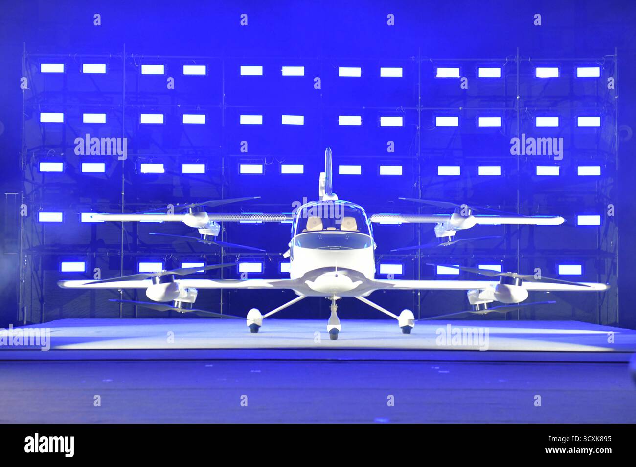 Hefei, Cina. 13 ottobre 2025. “VT35”, la nuova generazione di velivoli elettrici a lungo raggio a decollo e atterraggio verticale (eVTOL) è stata lanciata a Hefei, provincia di Anhui, il 13 ottobre 2025. Questo nuovo modello, noto come "air taxi", ha aperto nuove possibilità per i viaggi aerei a media e lunga distanza. Crediti: Chu Weiwei/China News Service/Alamy Live News Foto Stock