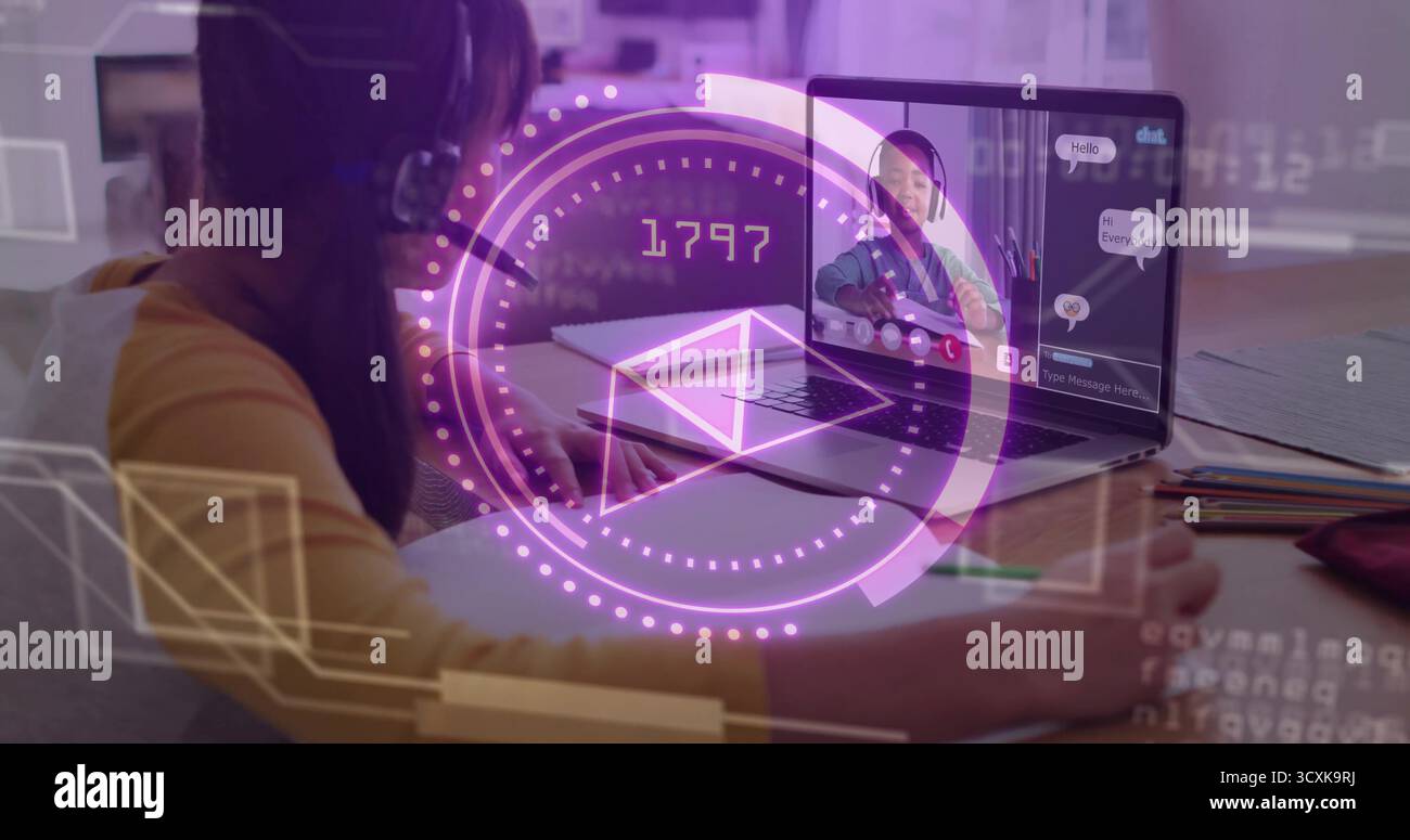 Cuffie per notebook che indossano un bambino seduto a casa durante una chiamata online, con laptop e matite Foto Stock