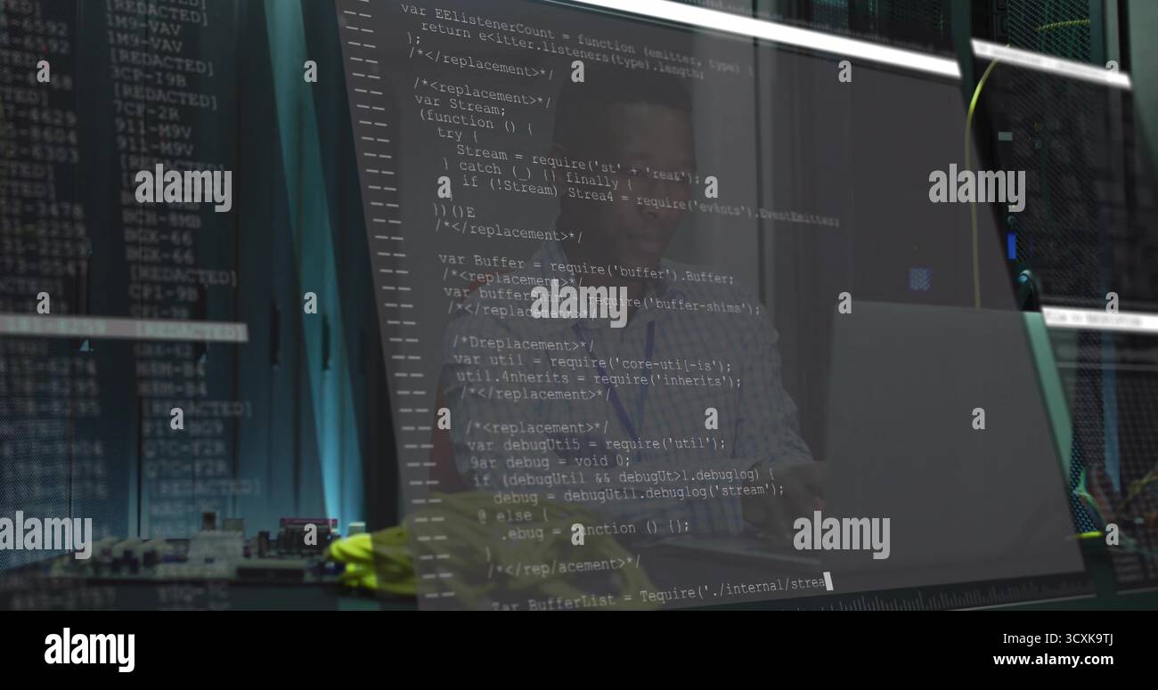 Digitando JavaScript per sviluppatori afroamericani nella sala server, con monitor e rack server Foto Stock