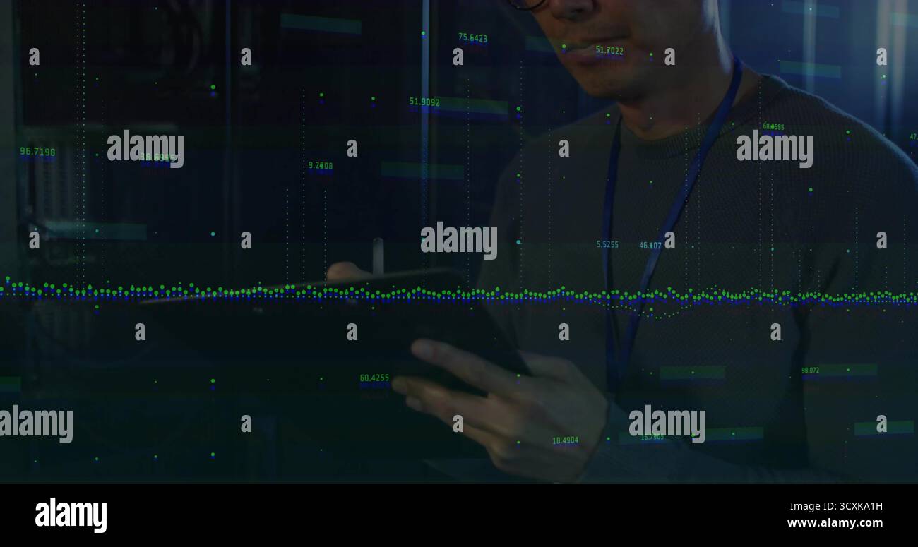 Monitoraggio delle sovrapposizioni di dati, tecnologia IT coreana con cordone che tocca il tablet tra i rack server, copia spazio Foto Stock
