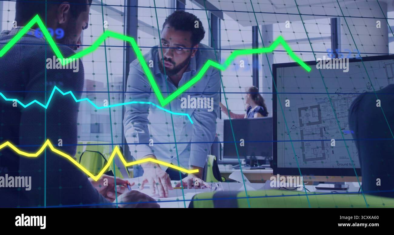 Uomo pendente del Medio Oriente che esamina i progetti in un moderno ufficio open space, con visualizzazione dei dati Foto Stock