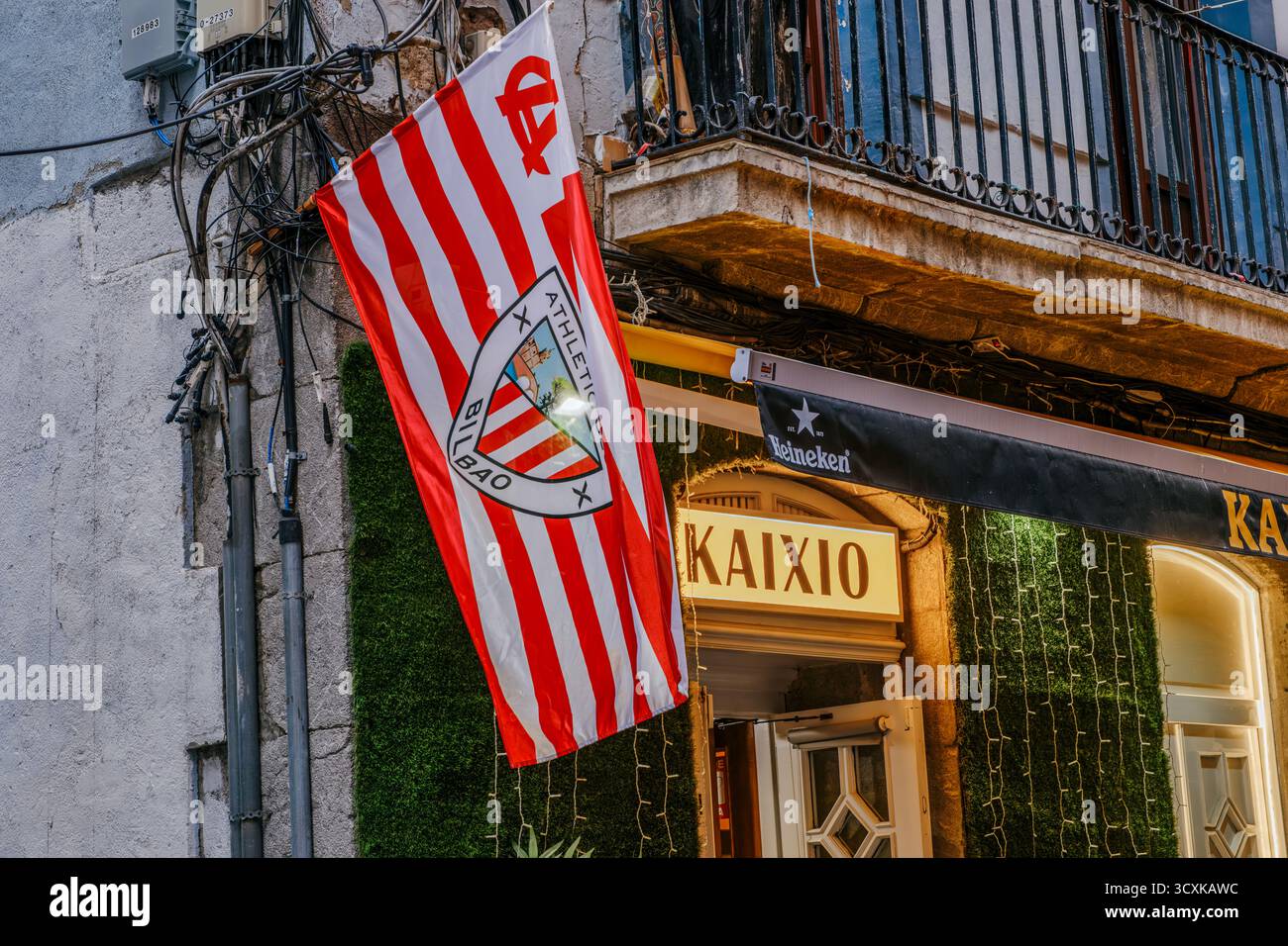Bandiera del Club atletico Bilbao appesa al bar locale il giorno della partita a Bermeo, Paesi Baschi, Spagna. Cultura dello sport e passione per la comunità. Editoriale sport d Foto Stock