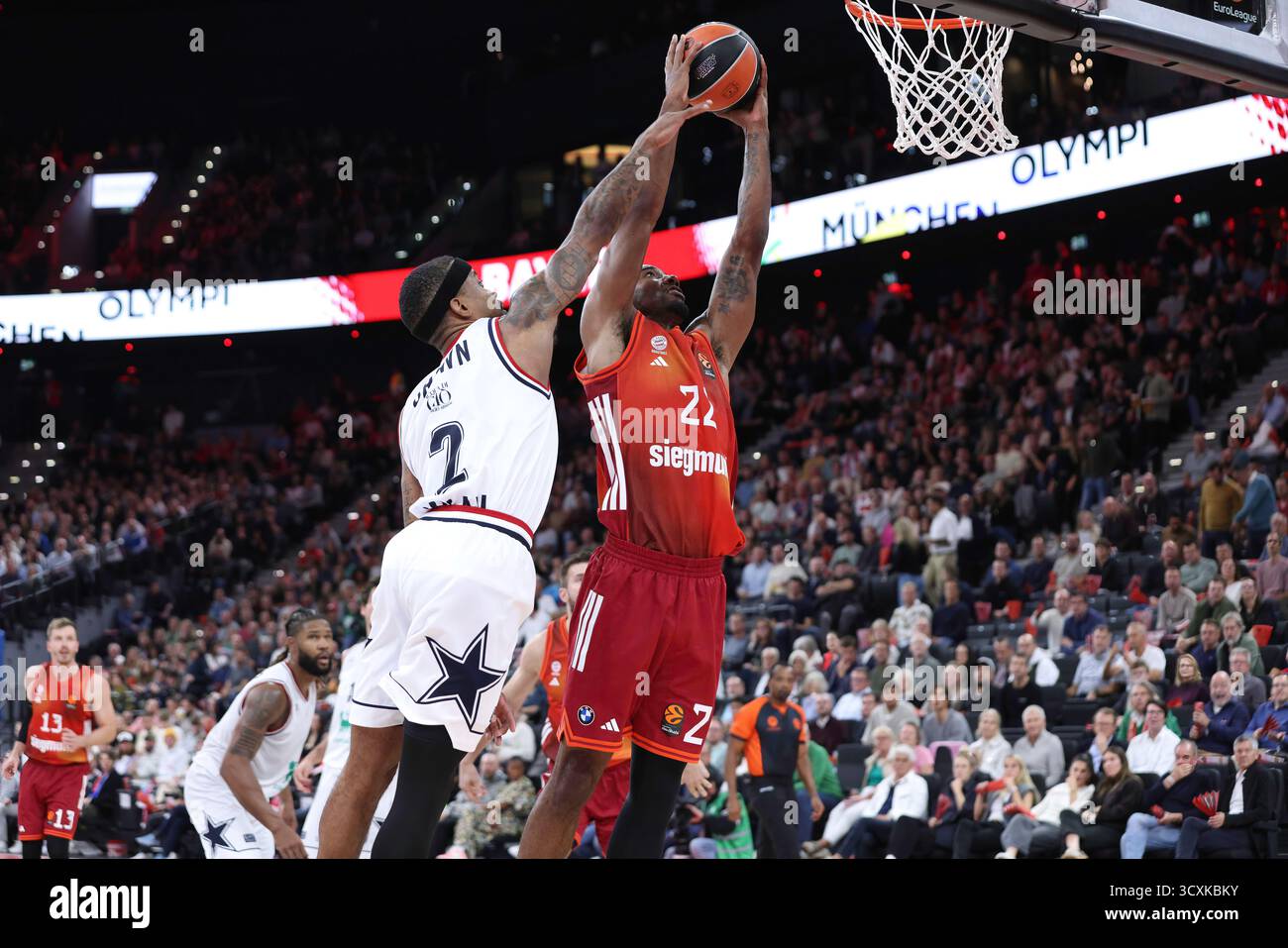 Germania, Monaco di Baviera, 2025 10 14: Isiaha Mike (FC Bayern) segna in vernice nel 3° trimestre durante la partita di basket FC Bayern Monaco - EA7 Emporio Armani Milano, EuroLeague 2025-2026 R4 al SAP GardenGermany, Monaco di Baviera, 2025 10 014: FC Bayern Monaco vs EA7 Emporio Armani Milano, EuroLeague Basketball 2025/2026, Round 4 al SAP Garden. Germania, Monaco, 2025 10 014: FC Bayern Monaco vs EA7 Emporio Armani Milano, EuroLeague Basketball 2025/2026, Round 4 al SAP Garden. Germania, Monaco, 2025 10 014: FC Bayern Monaco vs EA7 Emporio Armani Milano, EuroLeague Basketball 2025/2026, Round 4 al SAP Garden. S. Finale Foto Stock