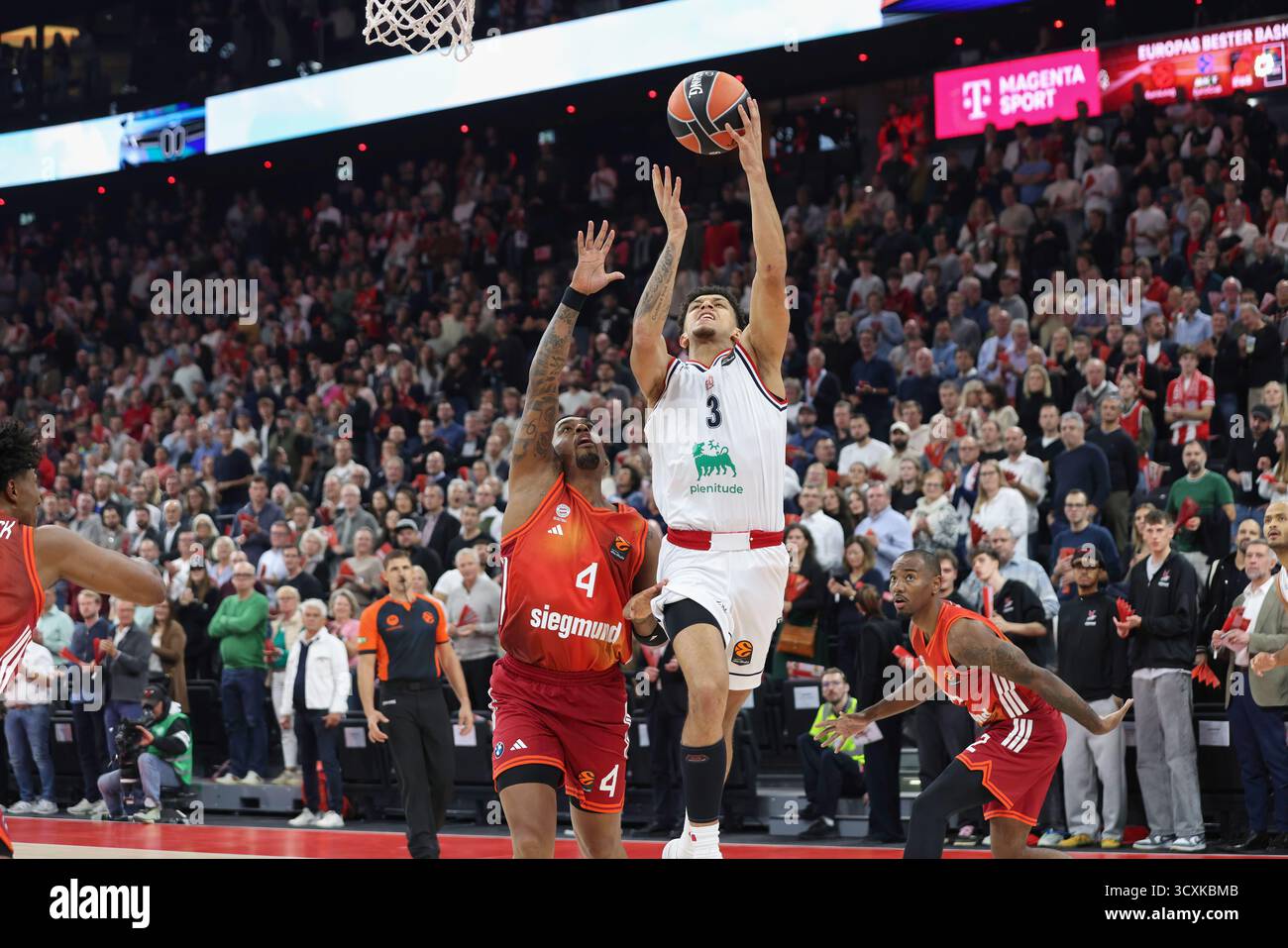 Germania, Monaco di Baviera, 2025 10 14: Quinn Ellis (Armani) segna per laico nel secondo quarto durante la partita di basket FC Bayern Monaco - EA7 Emporio Armani Milano, EuroLeague 2025-2026 R4 al SAP GardenGermany, Monaco di Baviera, 2025 10 014: FC Bayern Monaco vs EA7 Emporio Armani Milano, EuroLeague Basketball 2025/2026, Round 4 al SAP Garden. Germania, Monaco, 2025 10 014: FC Bayern Monaco vs EA7 Emporio Armani Milano, EuroLeague Basketball 2025/2026, Round 4 al SAP Garden. Germania, Monaco, 2025 10 014: FC Bayern Monaco vs EA7 Emporio Armani Milano, EuroLeague Basketball 2025/2026, Round 4 al SAP Garden. Punteggio finale: Foto Stock