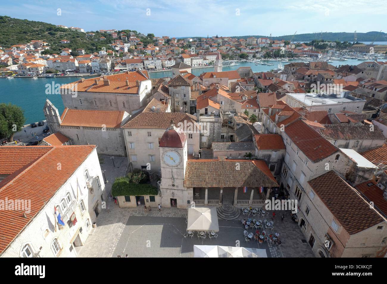 Città vecchia di Traù con tetti di tegole rosse e una storica torre dell'orologio, Croazia Foto Stock