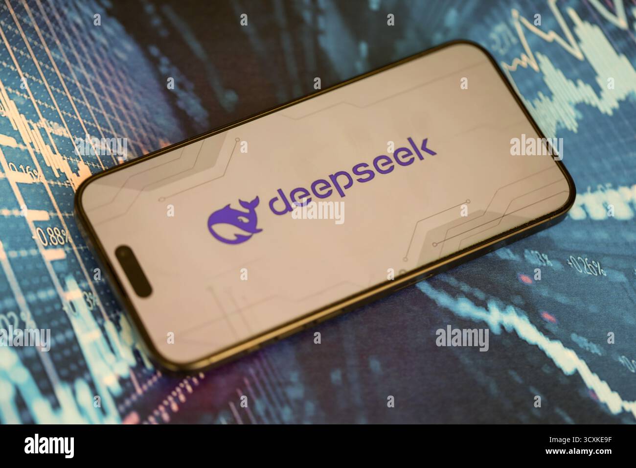 KIEV, UCRAINA - 29 GENNAIO 2025 Deepseek ai Assistant logo sul display Apple iPhone 15 primo piano. Moderno motore di intelligenza artificiale Foto Stock