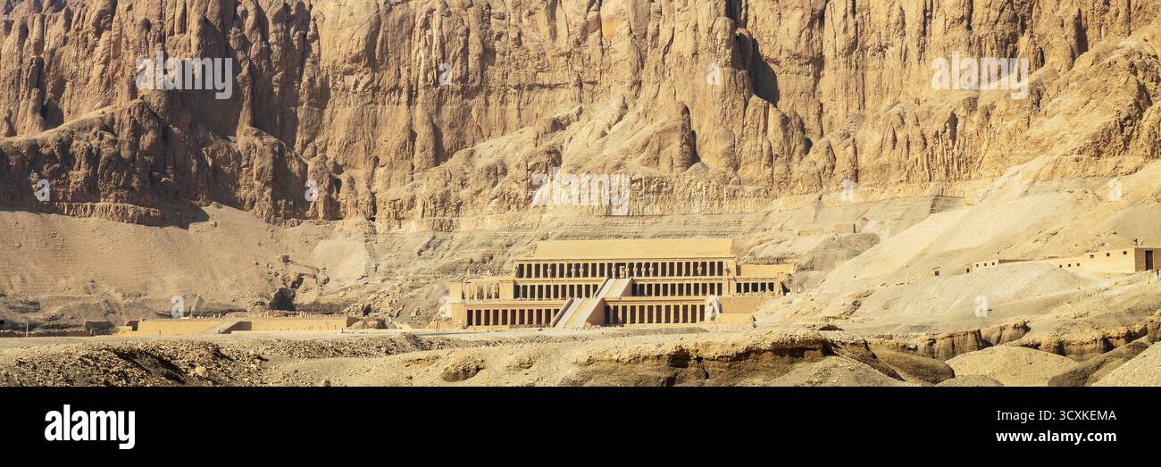 Vista panoramica del tempio mortuario di Hatshepsut vicino a Luxor, banner web in Egitto Foto Stock