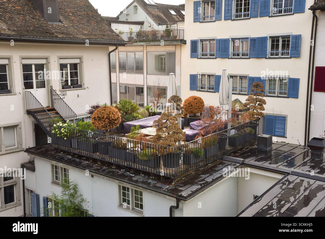 Una terrazza sul tetto tra case tradizionali al Lindenhof Lookout Point di Zurigo, Svizzera Foto Stock