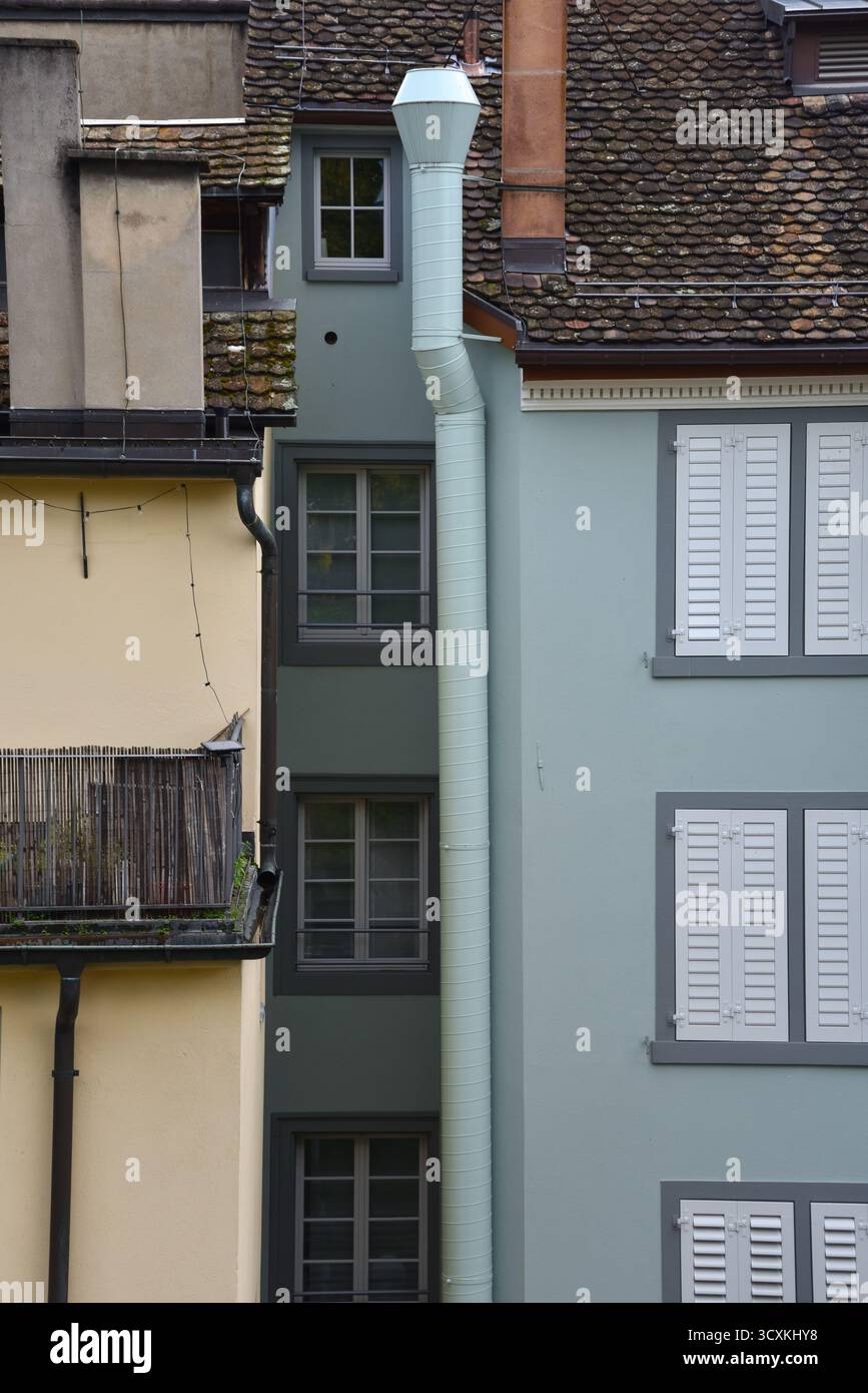 Case tradizionali multicolore al Lindenhof Lookout Point di Zurigo, Svizzera Foto Stock