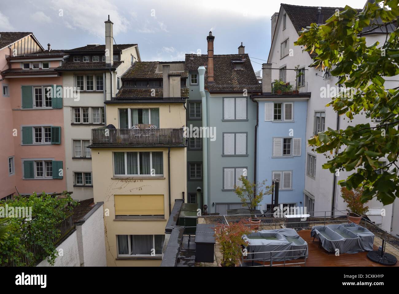 Case tradizionali multicolore e terrazza sul tetto al Lindenhof Lookout Point di Zurigo, Svizzera Foto Stock