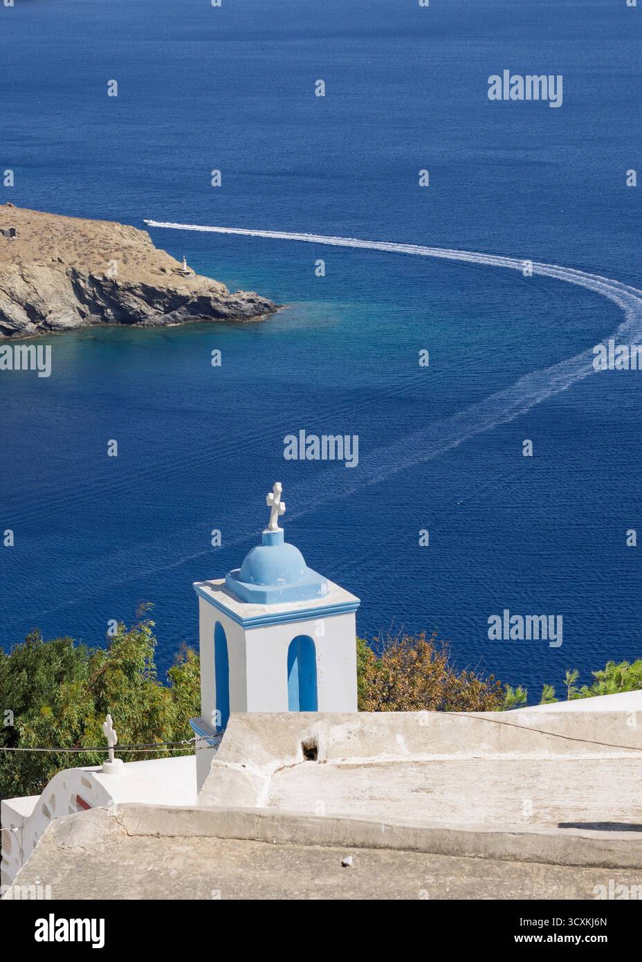 Barca a motore che lascia la sua sveglia ad Astypalaia. Foto Stock