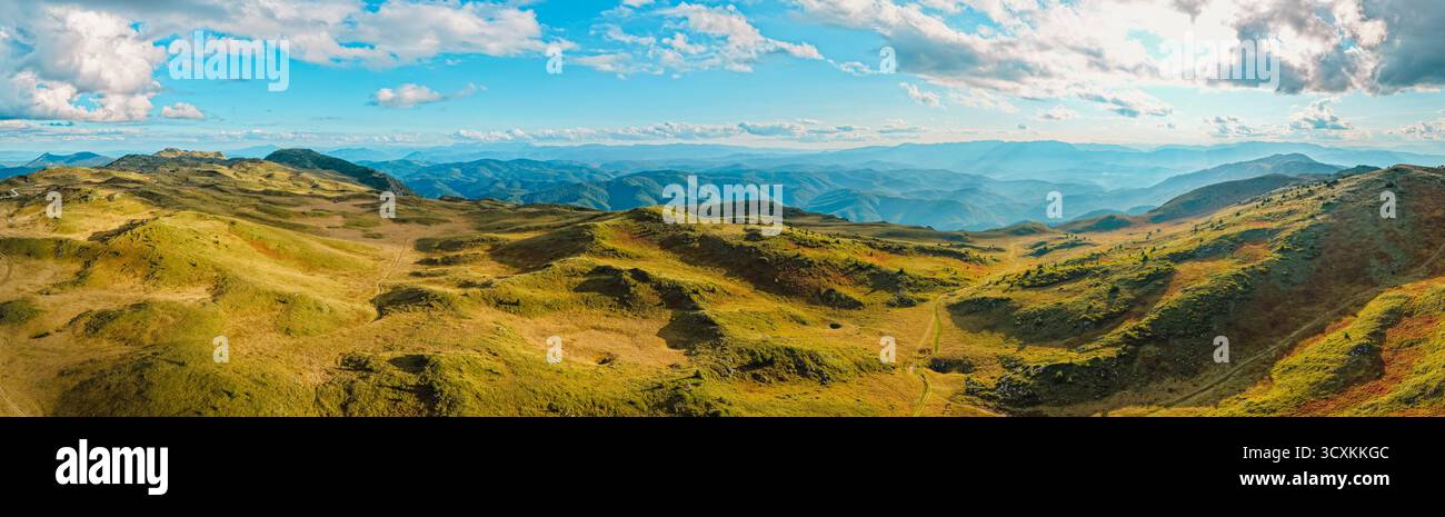 Ampia vista su dorsali e valli che si estendono fino all'orizzonte lontano Foto Stock