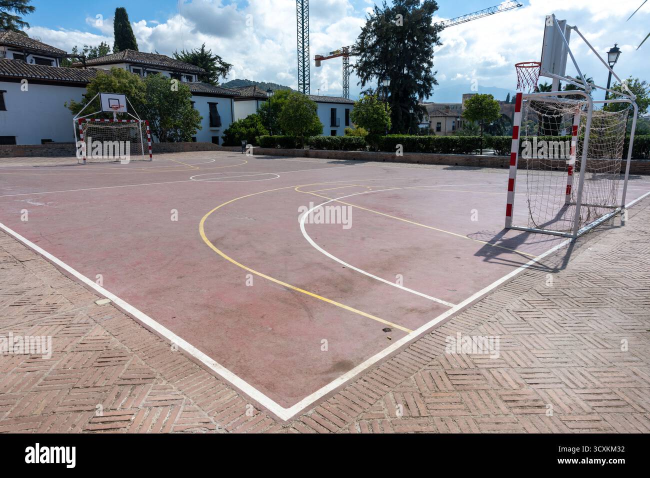 Vista su un campo da calcio e pallacanestro all'aperto a Granada, Spagna. Immagine perfetta per concetti di sport, attività all'aperto, tempo libero, educazione fisica Foto Stock