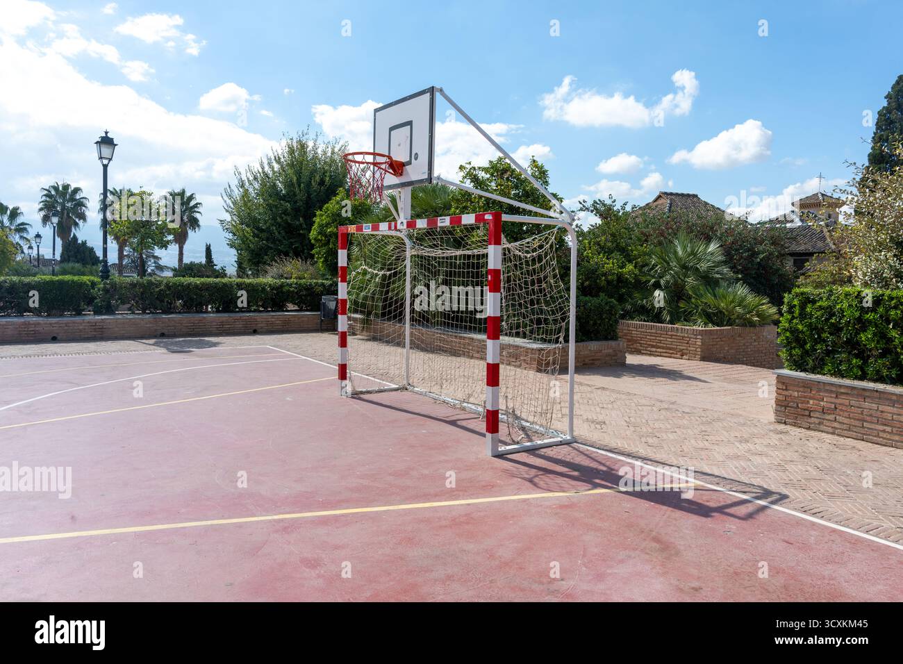 Vista su un campo da calcio e pallacanestro all'aperto a Granada, Spagna. Immagine perfetta per concetti di sport, attività all'aperto, tempo libero, educazione fisica Foto Stock