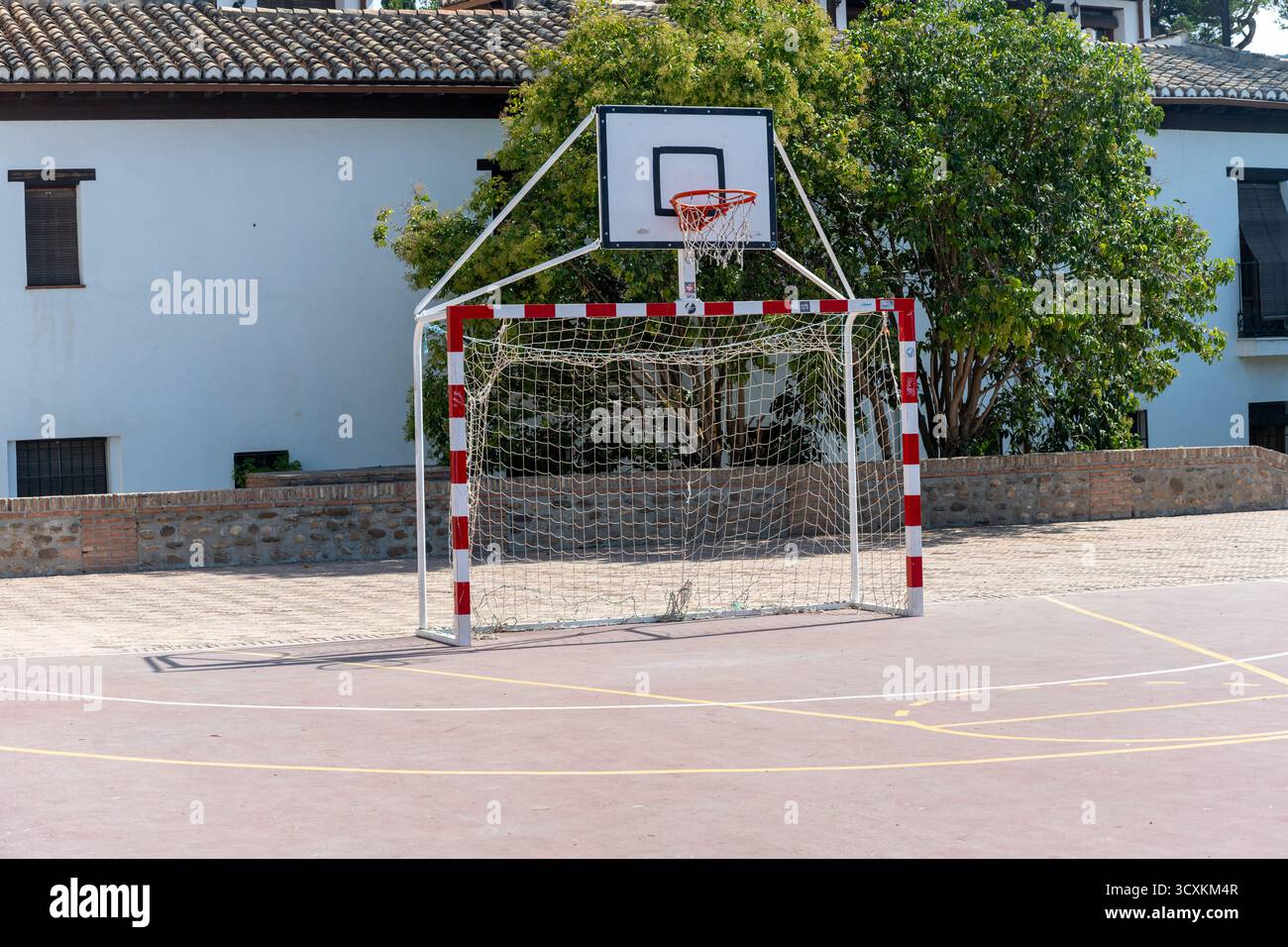 Vista su un campo da calcio e pallacanestro all'aperto a Granada, Spagna. Immagine perfetta per concetti di sport, attività all'aperto, tempo libero, educazione fisica Foto Stock