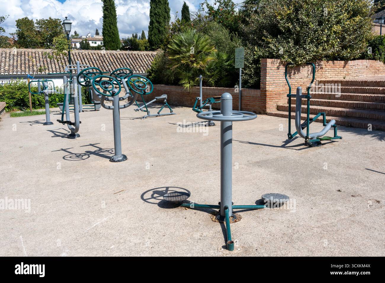 Vista su una palestra o un'area fitness a Granada, Spagna, con attrezzature per esercizi, pesi e macchine. Immagine perfetta per i concetti di sport, Foto Stock