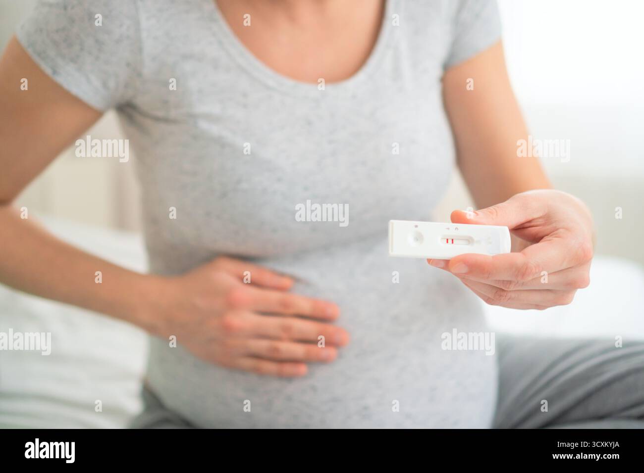 Futura madre che esamina i risultati dei test di reazione a catena della polimerasi. Monitoraggio essenziale delle malattie infettive per il benessere della gravidanza. Foto Stock