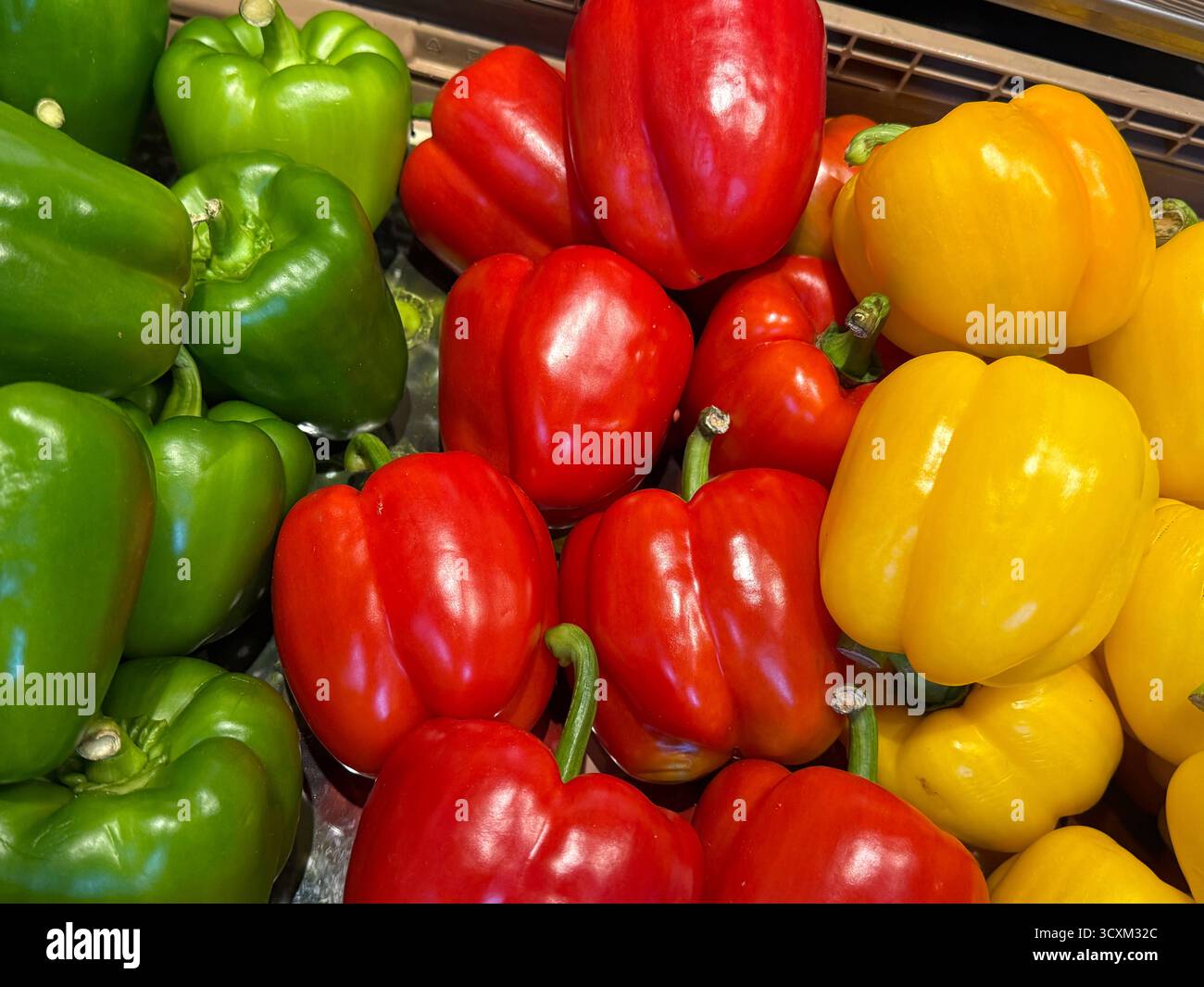 Gemüse Gelbe Grüne Rote Paprika *** verdure giallo verde rosso peperoni Copyright: Xmix1x Foto Stock