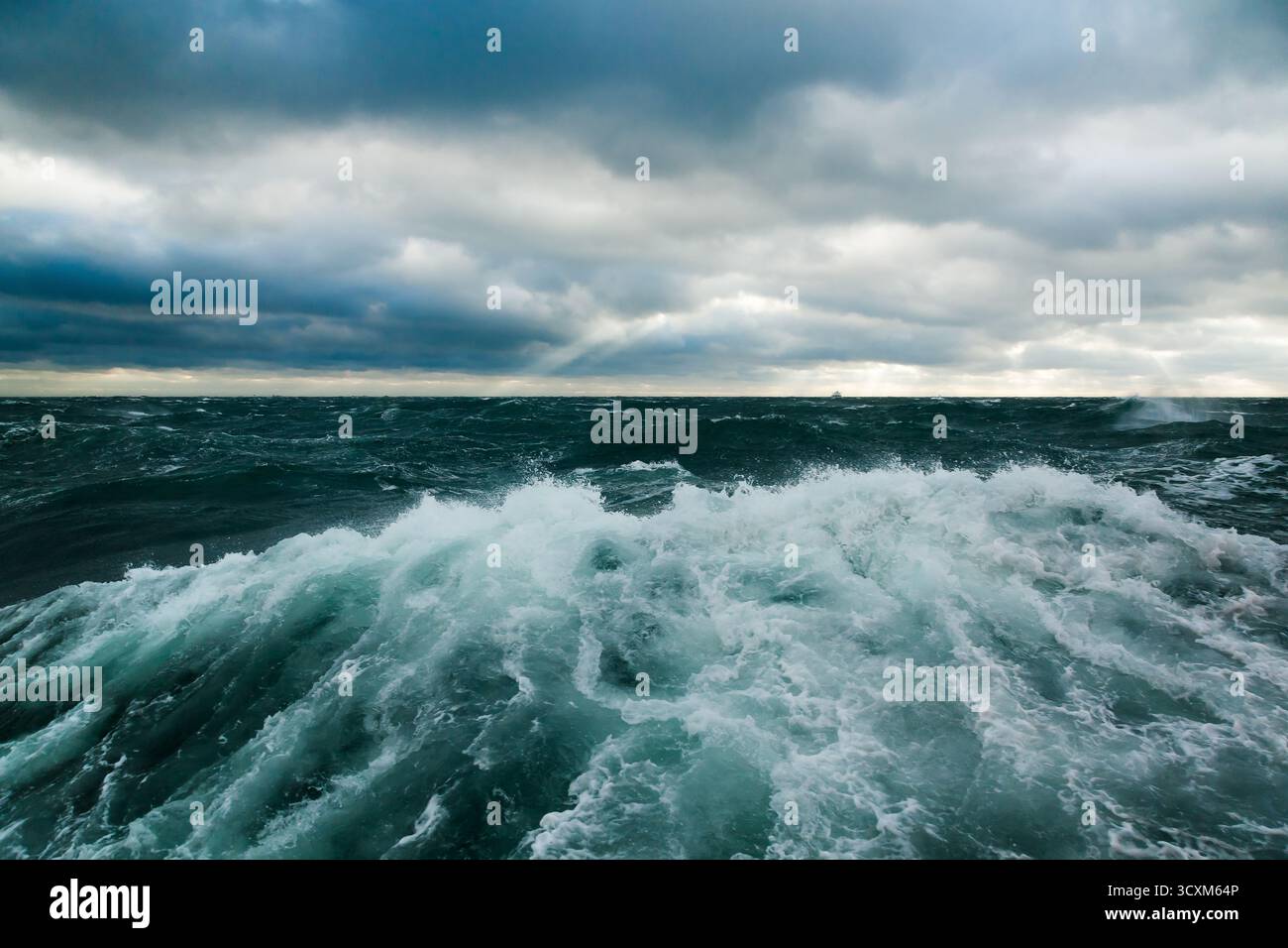 Tempesta oceanica. Onde di tempesta nell'oceano aperto. Non un mare aperto calmo Foto Stock