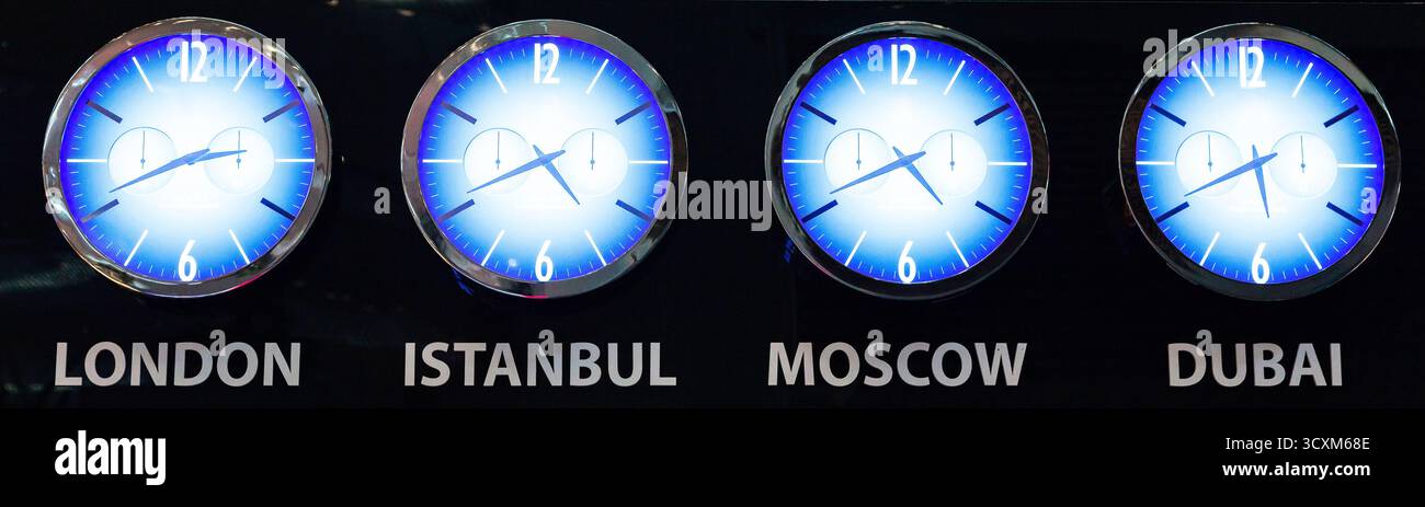 Moderni orologi da parete in diversi fusi orari. Ora delle città Londra, Istanbul, Mosca, Dubai Foto Stock