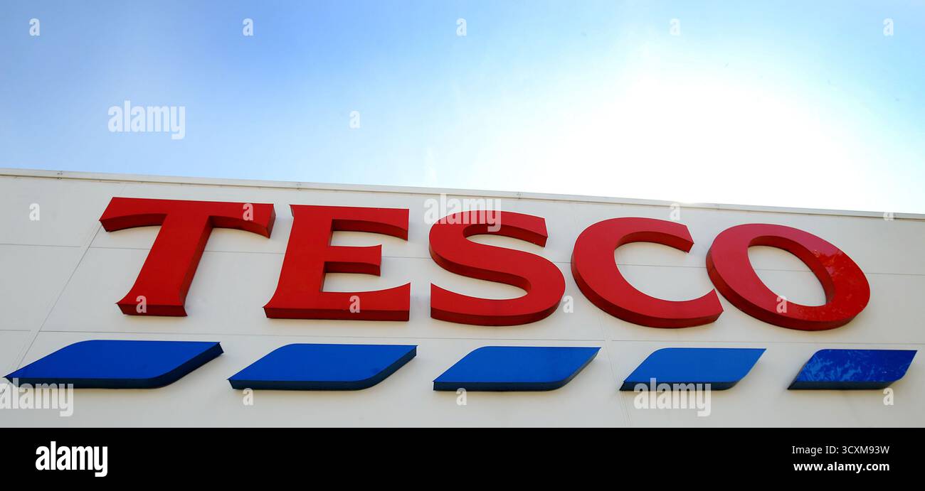 Foto del file datata 26/08/16, di una vista generale dell'insegna del negozio Tesco nel centro di Londra. I clienti di Tesco hanno segnalato problemi nell'effettuare pagamenti per le consegne di acquisti dopo un problema al gigante dei supermercati. La più grande catena di alimentari del Regno Unito ha dichiarato di aver risolto il problema, che è stato segnalato per la prima volta mercoledì mattina. Data di pubblicazione: Mercoledì 15 ottobre 2025. Foto Stock