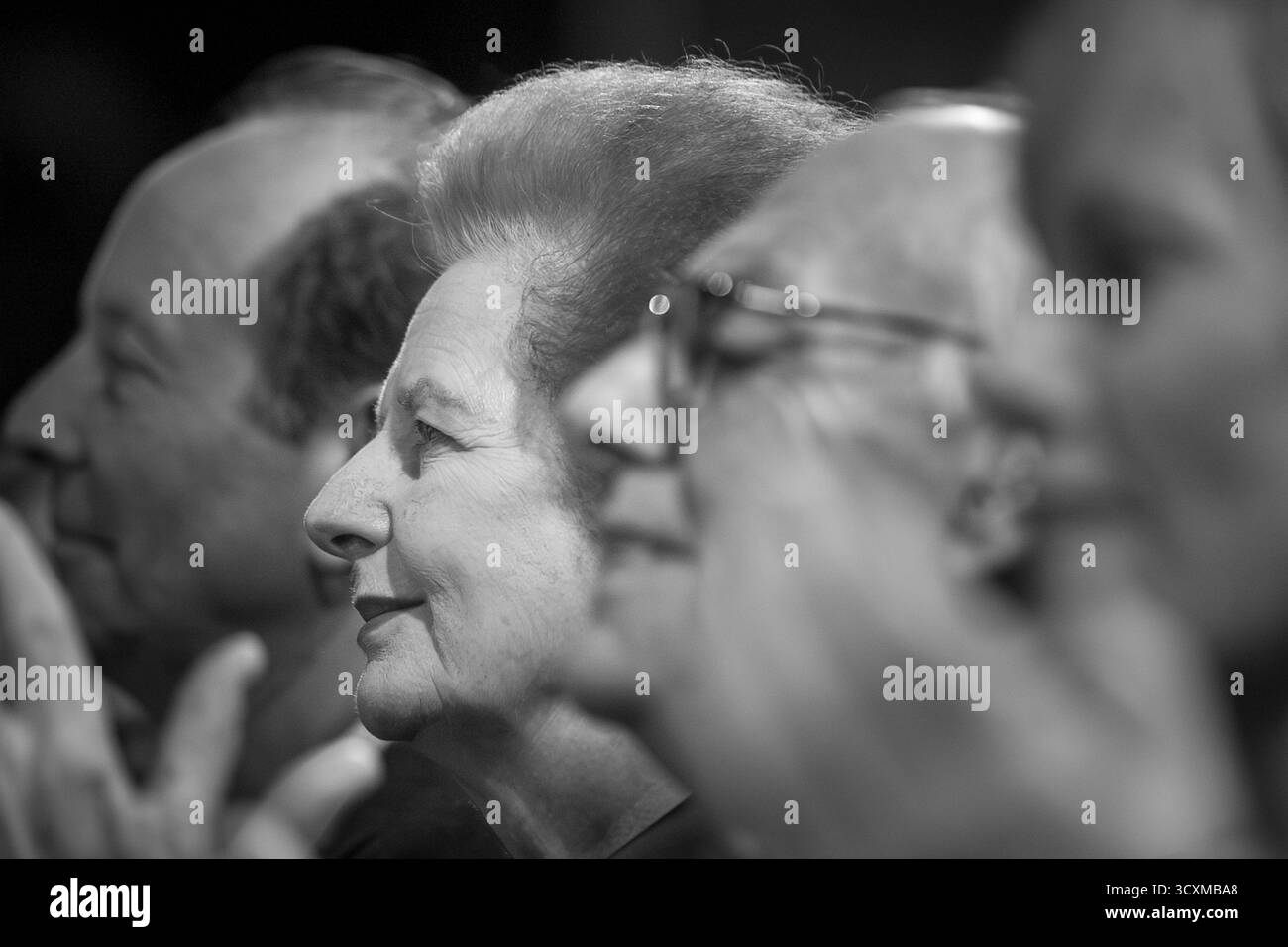 L'ex primo ministro conservatore e politica baronessa Margaret Thatcher, spesso nota come la signora di ferro alla conferenza del partito Tory a Bournemouth nel 2000, accanto a lei ci sono suo marito Sir Denis Thatcher e William Hagues moglie Ffion Hague Foto Stock