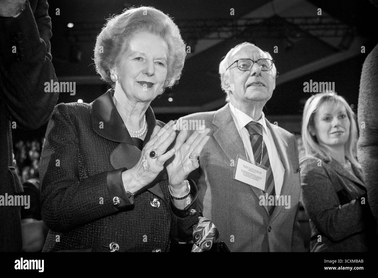 L'ex primo ministro conservatore e politica baronessa Margaret Thatcher, spesso nota come la signora di ferro alla conferenza del partito Tory a Bournemouth nel 2000, accanto a lei ci sono suo marito Sir Denis Thatcher e William Hagues moglie Ffion Hague Foto Stock