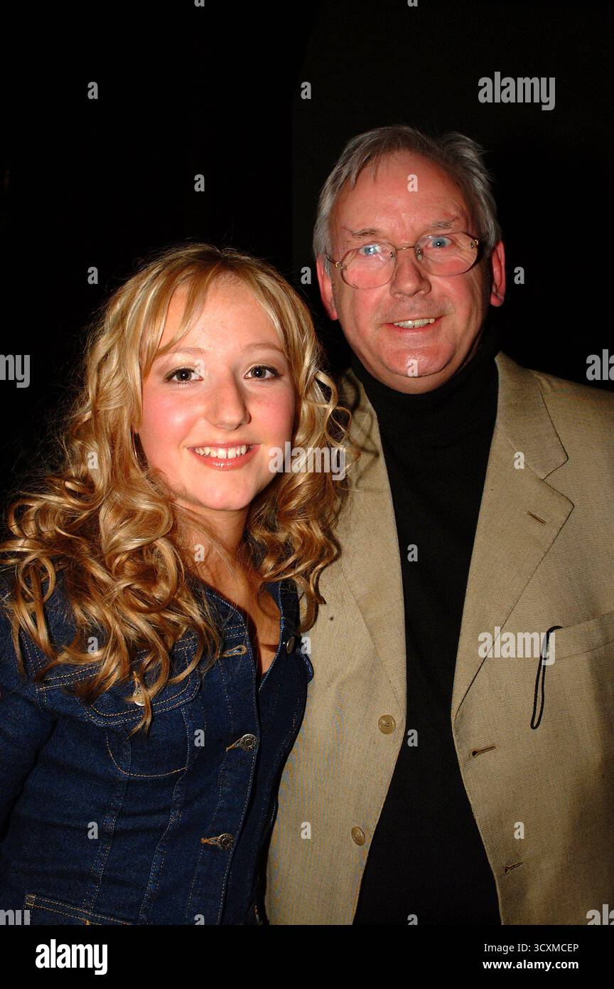 Lauren Waterworth con Pete Waterman al Cobden Club 18/04/02 Foto Stock