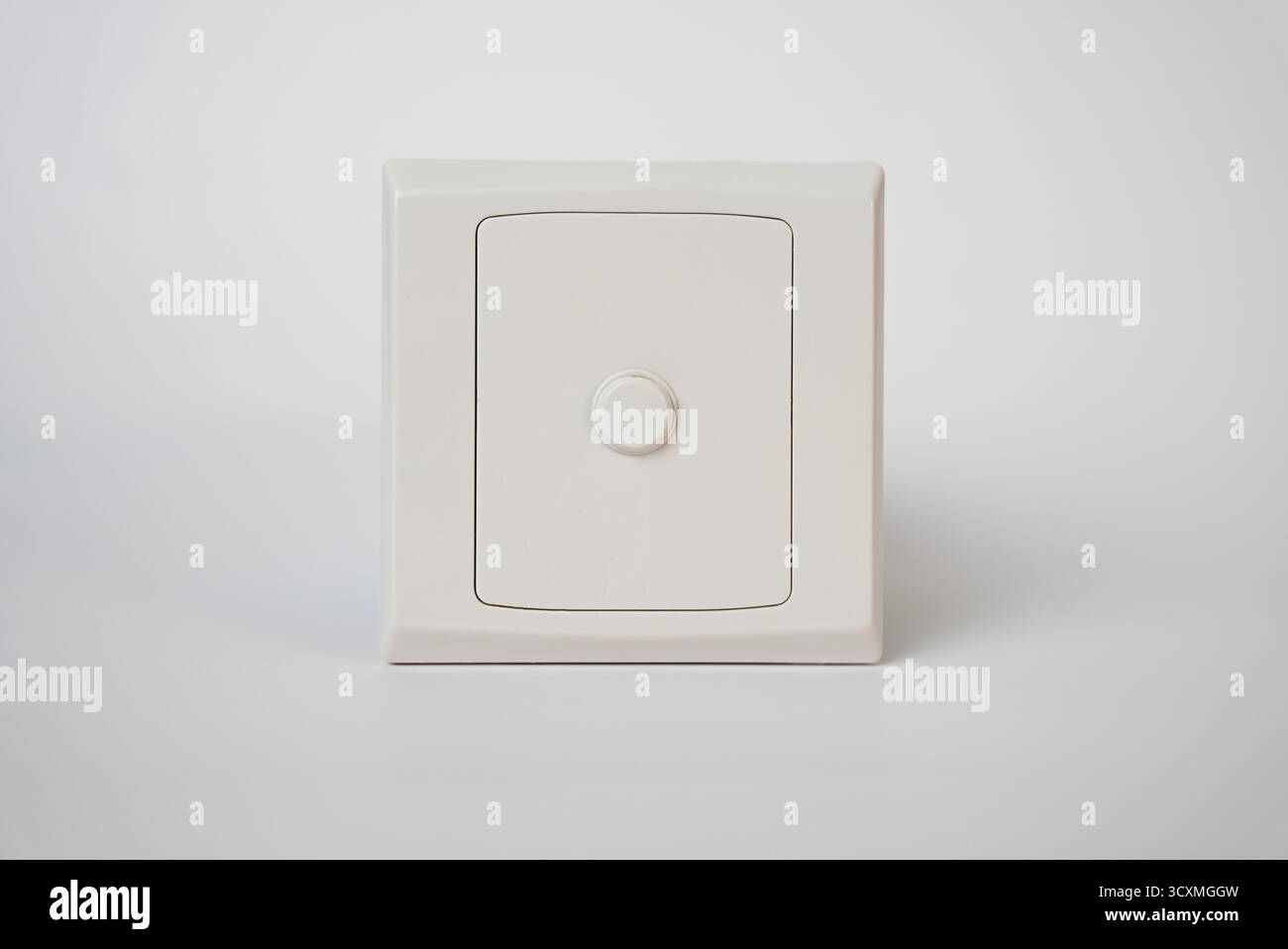 Foto minimalista di una piccola cassaforte bianca con blocco circolare su sfondo chiaro, simbolo di sicurezza, protezione e privacy. Perfetto per concetti finanziari o di sicurezza dei dati. Foto Stock