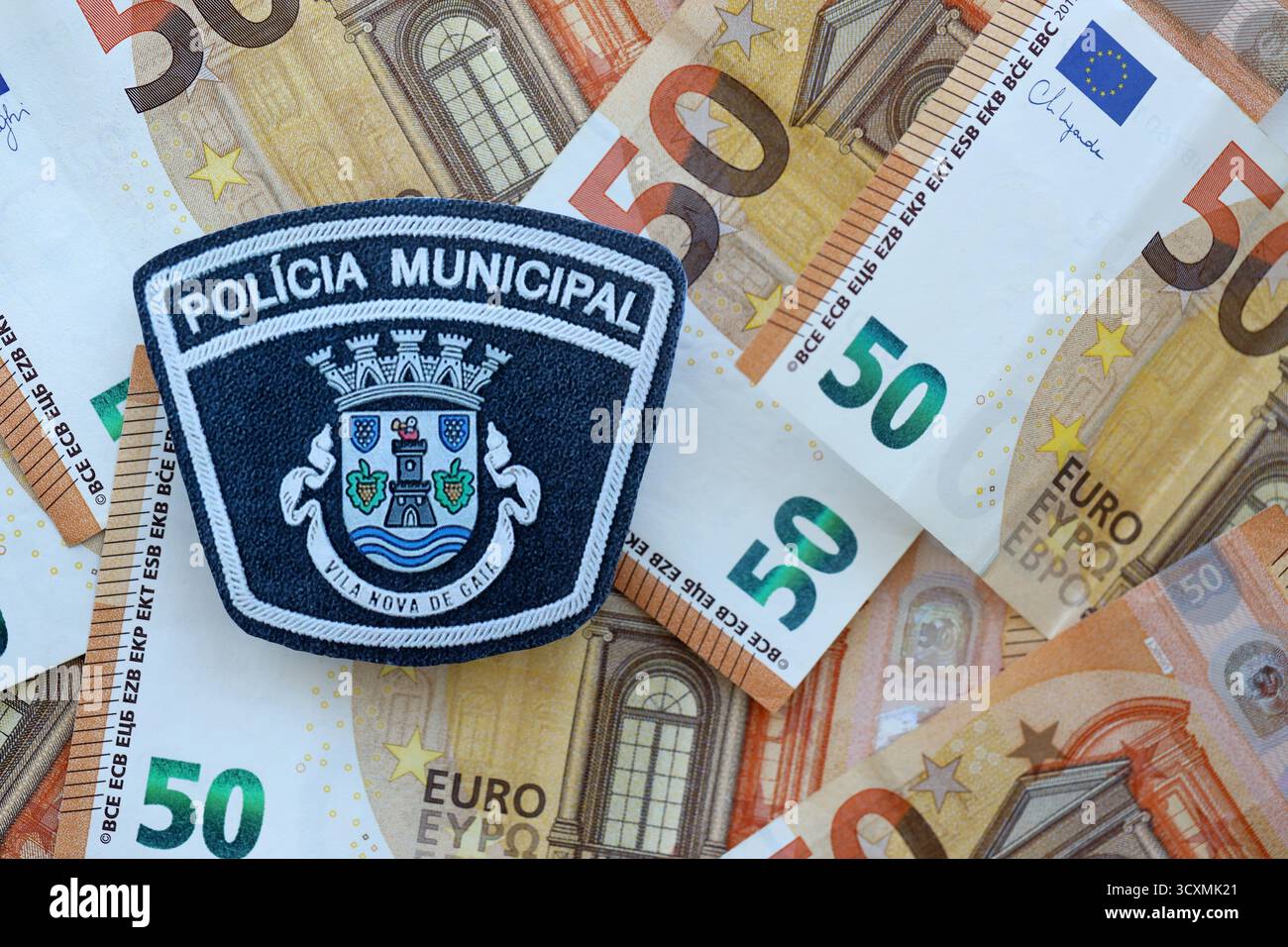 KIEV, UCRAINA - 6 SETTEMBRE 2025 Portogallo polizia municipale patch su una grande quantità di banconote in euro primo piano Foto Stock