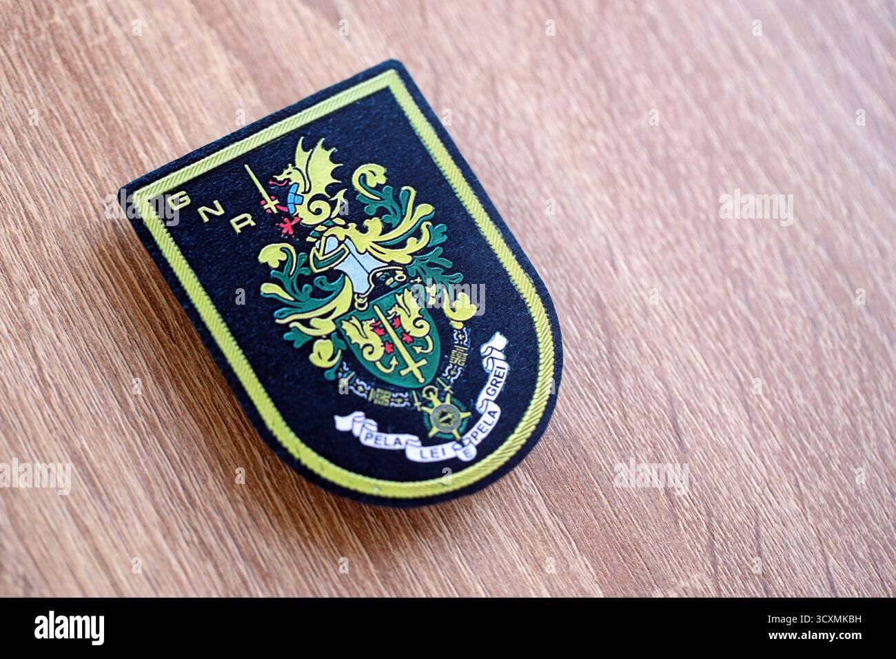 KIEV, UCRAINA - 6 SETTEMBRE 2025 Portogallo Guardia Nazionale Repubblicana patch su piano di legno marrone primo piano Foto Stock