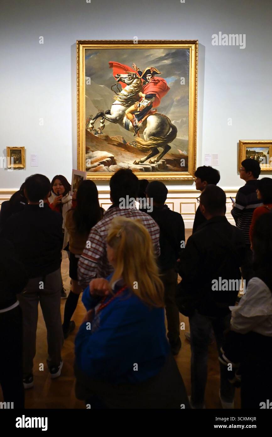 Vienna, Austria - 12 ottobre 2025: Folla di turisti che vedono il famoso dipinto Napoleone che attraversa le Alpi di Jacques-Louis David nella galleria del Belvedere Foto Stock