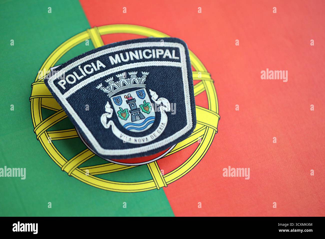 KIEV, UCRAINA - 6 SETTEMBRE 2025 Portogallo polizia municipale patch sulla bandiera nazionale primo piano Foto Stock
