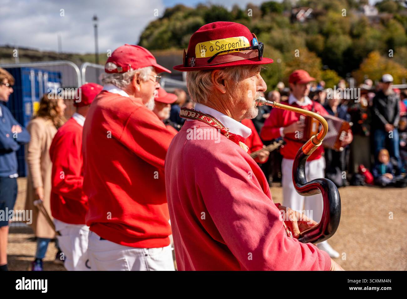 Musicisti del Knots of May Morris Side Performing all'evento annuale "Dancing in the Old" che si tiene ogni ottobre a Harvey's Brewery Yard, Lewes, Regno Unito. Foto Stock