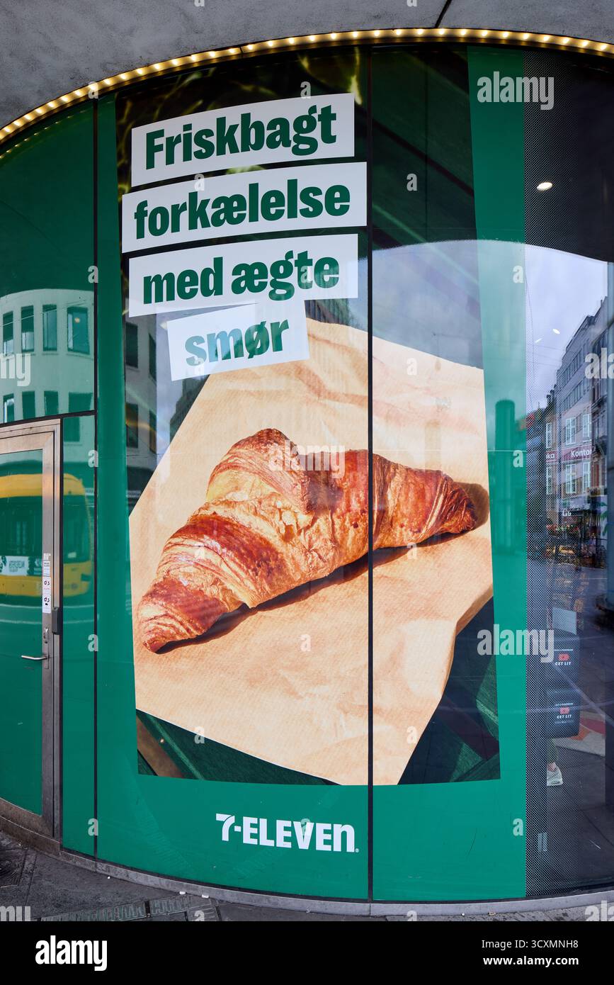 7-Eleven, croissant sulla facciata; Nørreport, Copenhagen, Danimarca Foto Stock