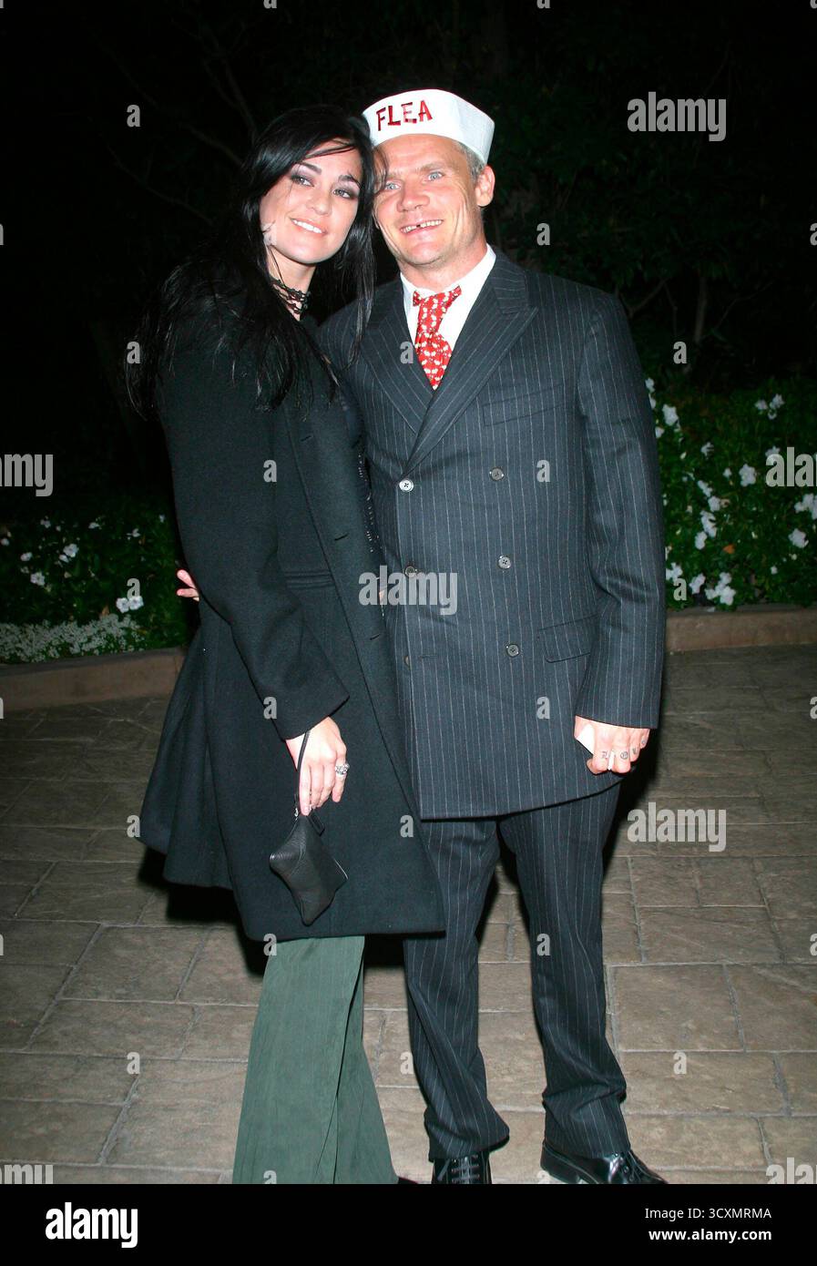 Flea da Red Hot Chili Peppers e Girlfriend al lancio del gioco online su PlayStation 2. L'evento si chiamava "East meets West nella battaglia finale del Gridiron" le celebrità di entrambe le coste si sono scontrate. Tenuto in una casa privata a Beverly Hills, il 19 ottobre 2002. Foto Stock