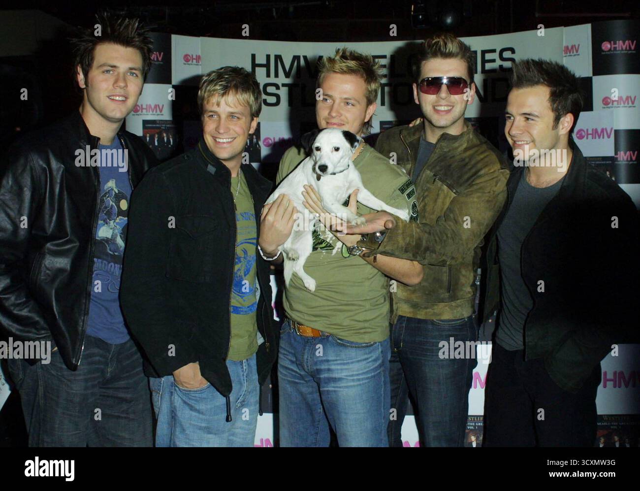 Westlife alla HMV. La boyband celebrò il completamento del loro compito di entrare nel Guiness Book of World Records effettuando il maggior numero di apparizioni pubbliche in diverse città. Visitarono cinque città in 36 ore. Londra, 11 novembre 2002 Foto Stock